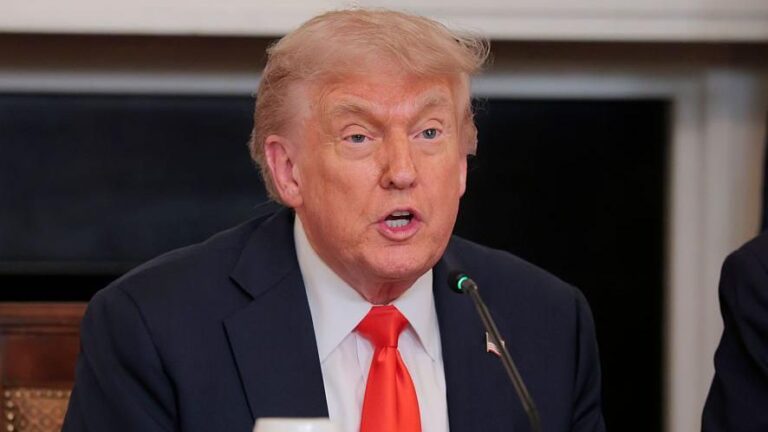 fifa svarar på trumps reseförbud mot 15 världscupländer och diskuterar dess påverkan på internationell fotboll och världscupen.