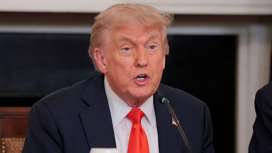 fifa svarar på trumps reseförbud mot 15 världscupländer och diskuterar dess påverkan på internationell fotboll och världscupen.