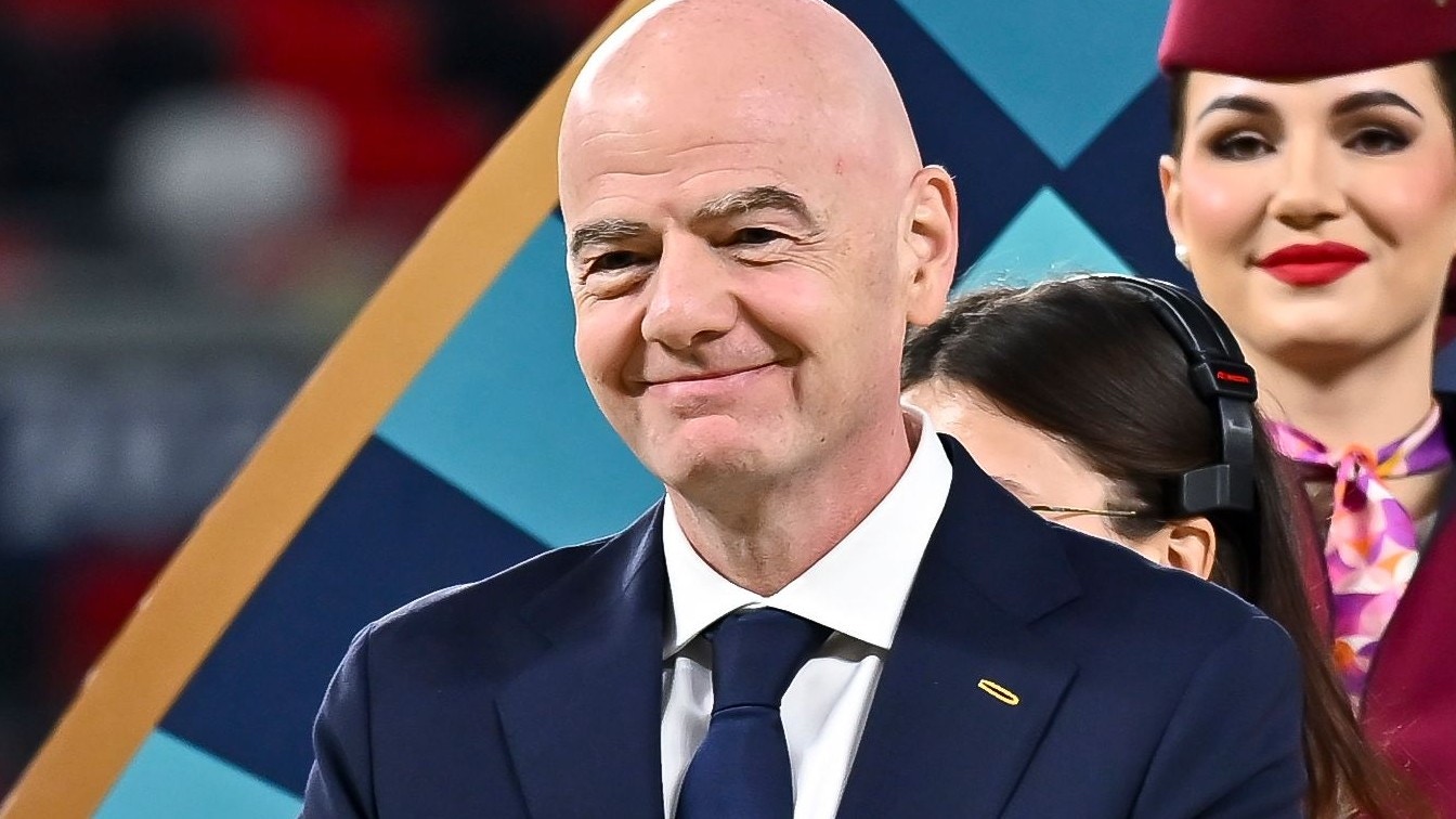 fotbollsälskare avbokar vm-biljetter på grund av oro inför matcherna. läs mer om orsakerna till den växande osäkerheten bland fansen.