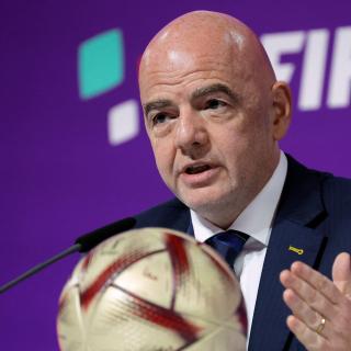 infantino försvarar prissättningen för vm 2026 och förklarar beslut bakom biljettpriserna.