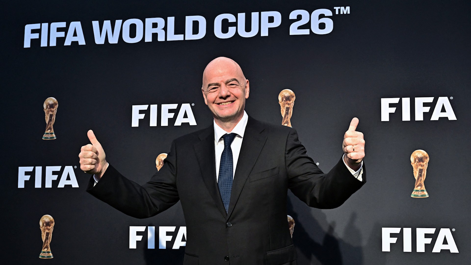 sepp blatter avråder fotbollsfans från att resa till vm i usa på grund av säkerhets- och organisatoriska skäl.