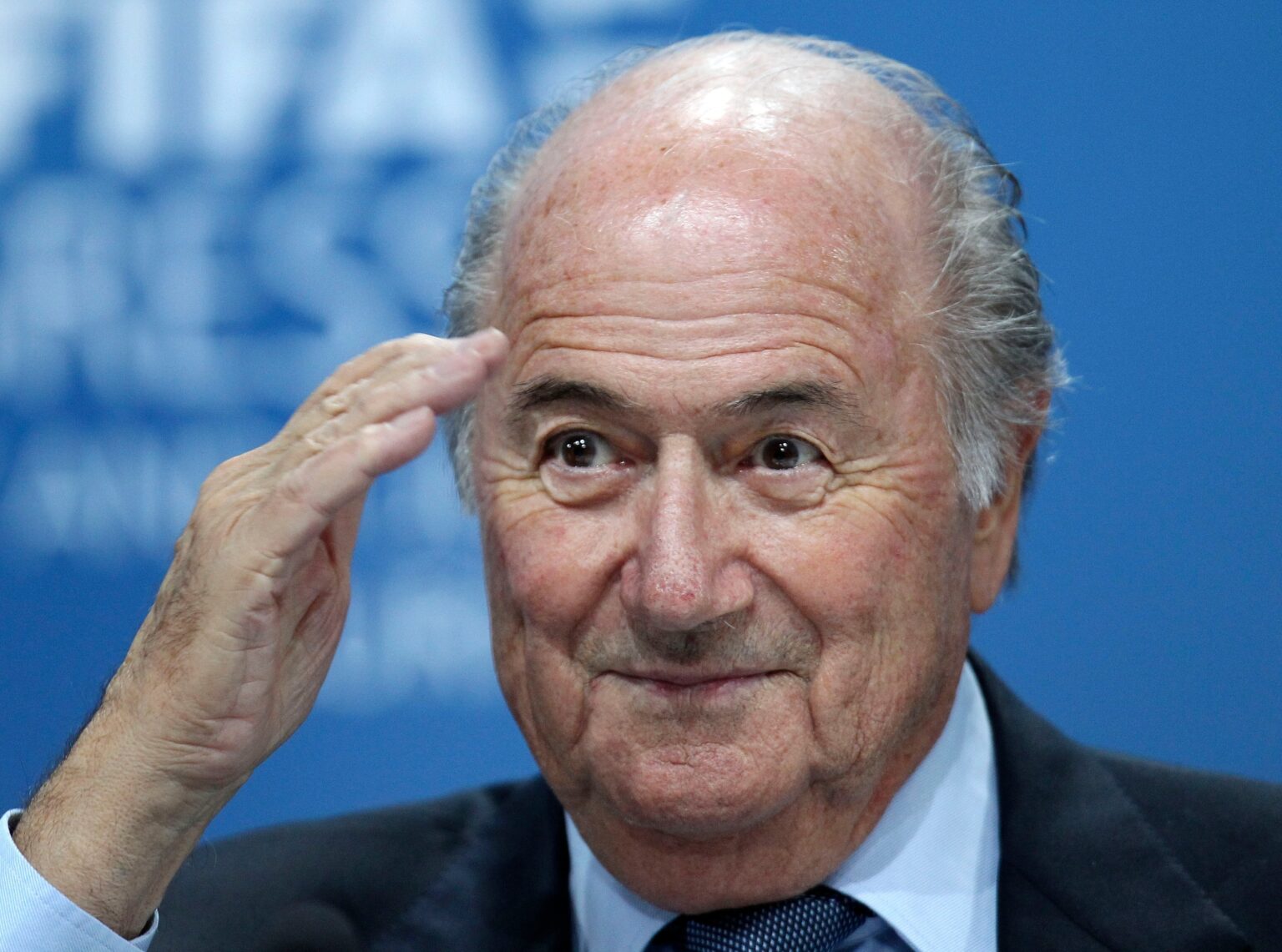 sepp blatter avråder fans från att resa till vm i usa på grund av oro och säkerhetsrisker.