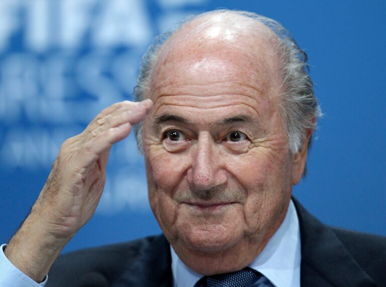 sepp blatter avråder fans från att resa till vm i usa på grund av oro och säkerhetsrisker.