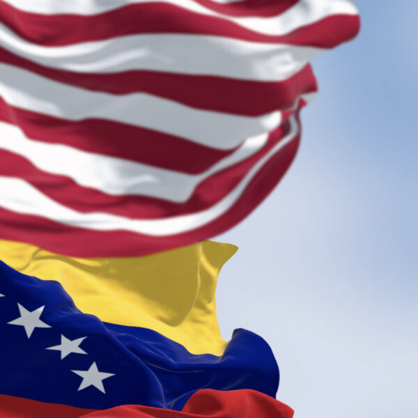 usa:s agerande i venezuela väcker kritik inför vm 2026 och hotar relationerna mellan länderna.