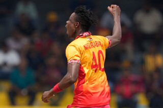australiens lag i t20-vm står inför utmaningar efter en oväntad förlust mot zimbabwe, vilket hotar deras chanser i turneringen.